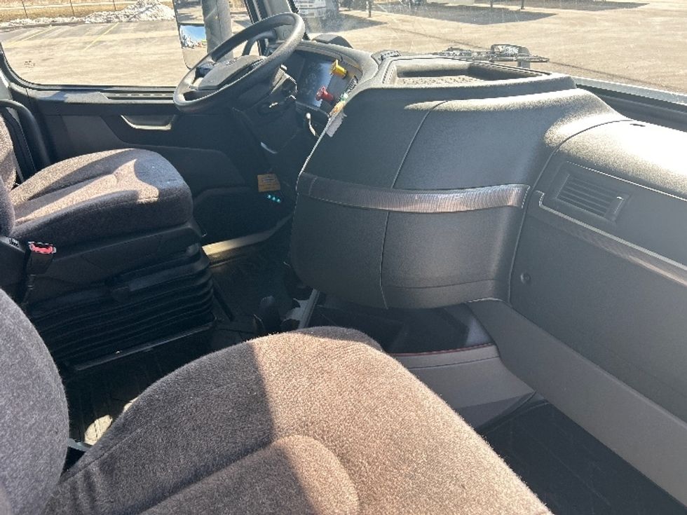 Sleeper Tractor-Heavy Duty Tractors-Volvo-2023-VNL64760-Davenport-IA-376,866\n\t\tmiles-$ 89,500 - Image 15