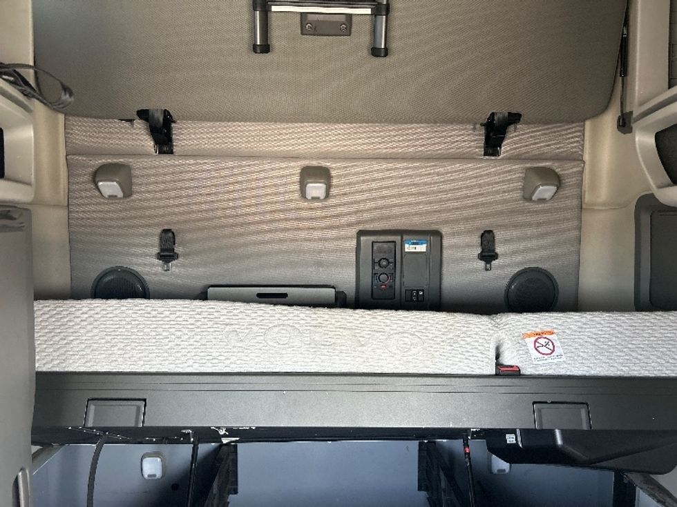 Sleeper Tractor-Heavy Duty Tractors-Volvo-2023-VNL64760-Davenport-IA-376,866\n\t\tmiles-$ 89,500 - Image 16