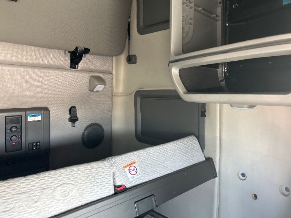 Sleeper Tractor-Heavy Duty Tractors-Volvo-2023-VNL64760-Davenport-IA-376,866\n\t\tmiles-$ 89,500 - Image 17