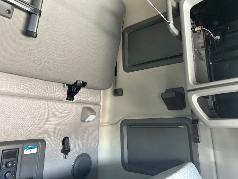 Sleeper Tractor-Heavy Duty Tractors-Volvo-2023-VNL64760-Davenport-IA-376,866\n\t\tmiles-$ 89,500 - Image 18