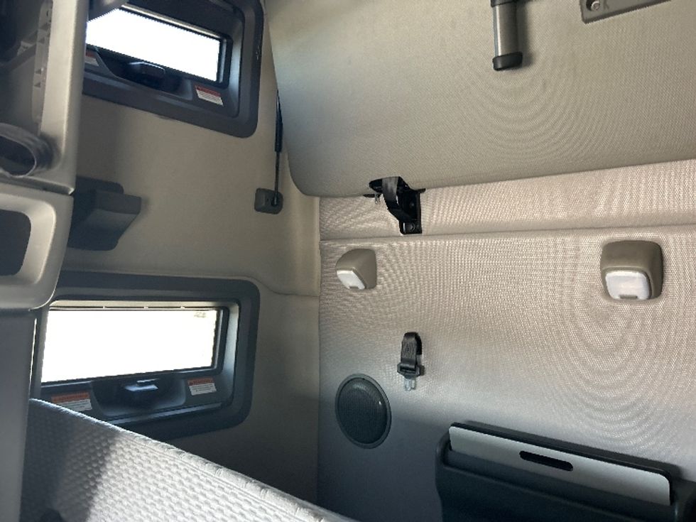 Sleeper Tractor-Heavy Duty Tractors-Volvo-2023-VNL64760-Davenport-IA-376,866\n\t\tmiles-$ 89,500 - Image 19