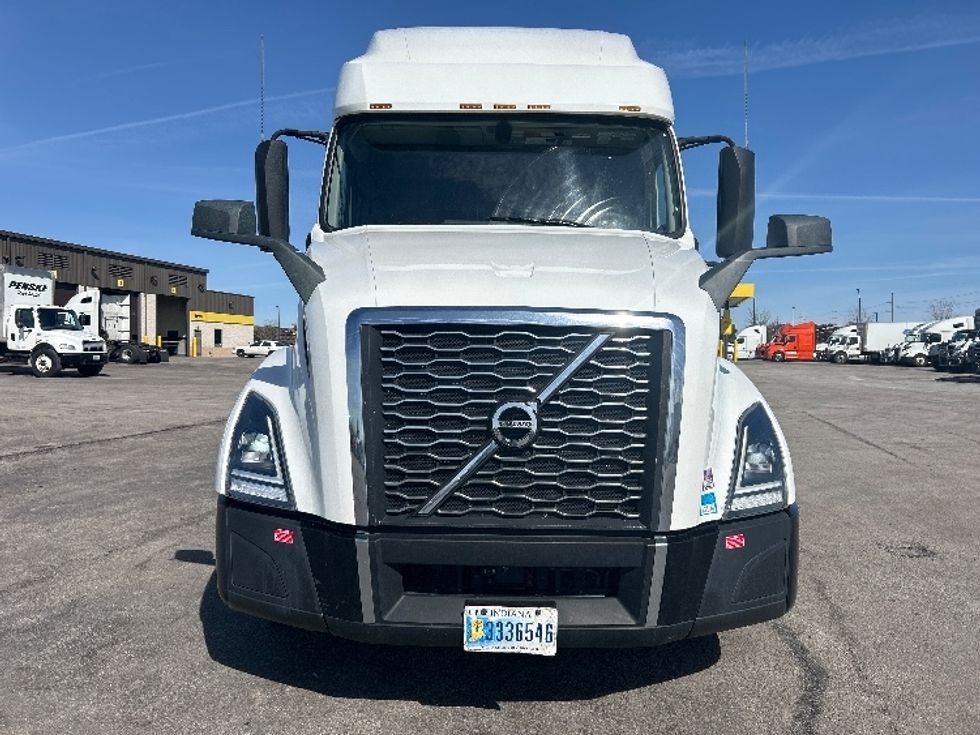 Sleeper Tractor-Heavy Duty Tractors-Volvo-2023-VNL64760-Davenport-IA-376,866\n\t\tmiles-$ 89,500 - Image 2