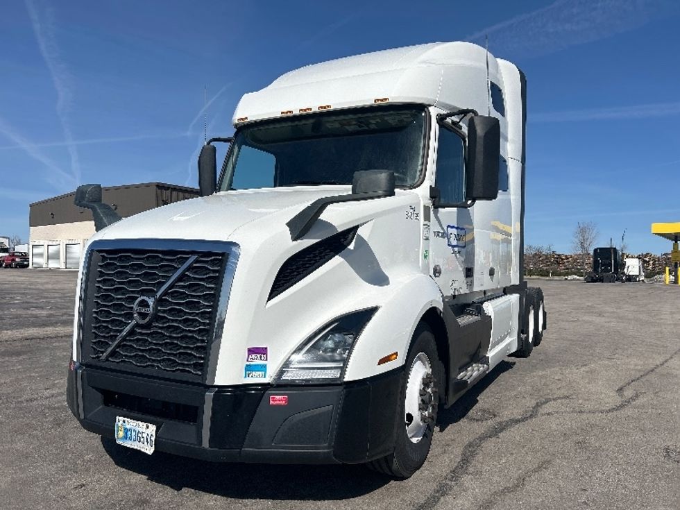 Sleeper Tractor-Heavy Duty Tractors-Volvo-2023-VNL64760-Davenport-IA-376,866\n\t\tmiles-$ 89,500 - Image 3
