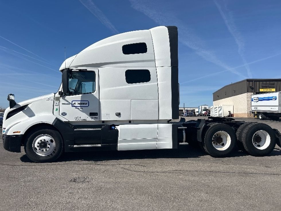 Sleeper Tractor-Heavy Duty Tractors-Volvo-2023-VNL64760-Davenport-IA-376,866\n\t\tmiles-$ 89,500 - Image 4