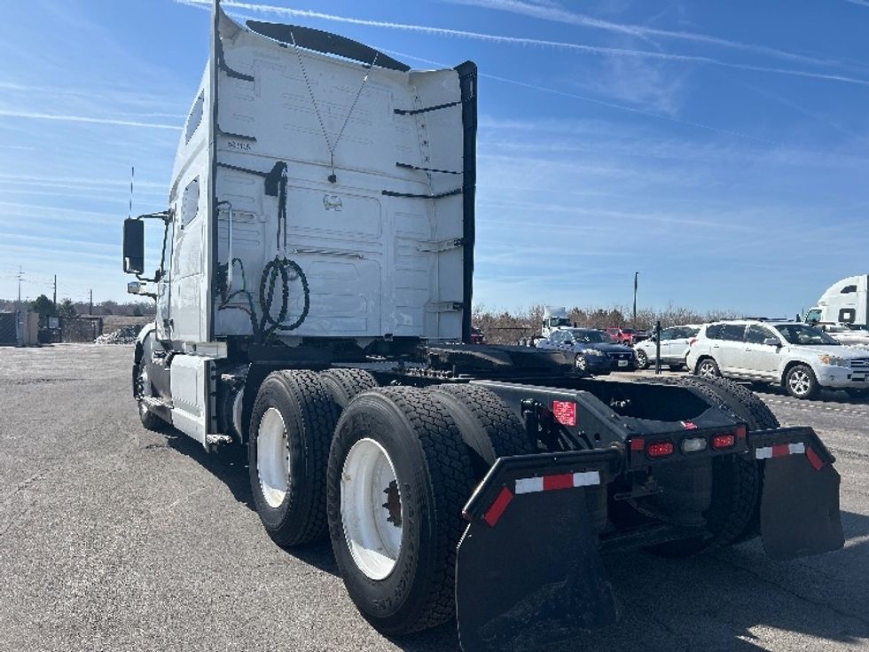 Sleeper Tractor-Heavy Duty Tractors-Volvo-2023-VNL64760-Davenport-IA-376,866\n\t\tmiles-$ 89,500 - Image 5