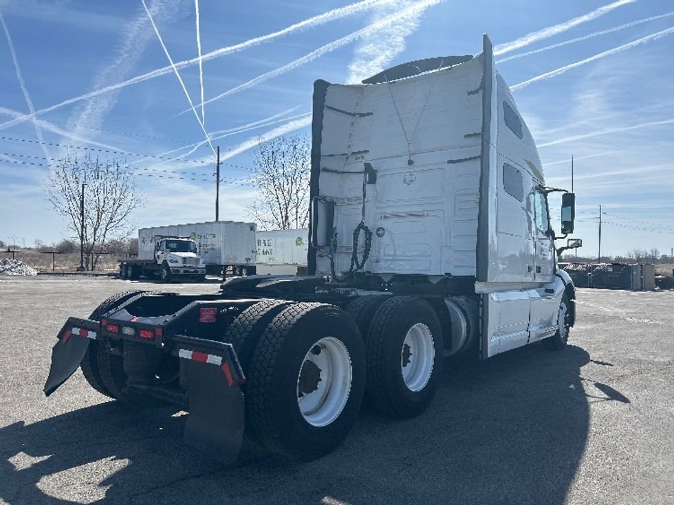 Sleeper Tractor-Heavy Duty Tractors-Volvo-2023-VNL64760-Davenport-IA-376,866\n\t\tmiles-$ 89,500 - Image 7