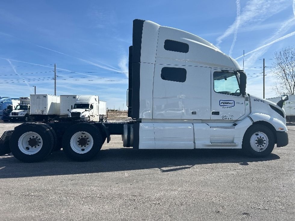 Sleeper Tractor-Heavy Duty Tractors-Volvo-2023-VNL64760-Davenport-IA-376,866\n\t\tmiles-$ 89,500 - Image 8