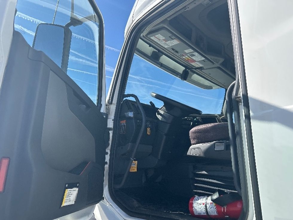 Sleeper Tractor-Heavy Duty Tractors-Volvo-2023-VNL64760-Davenport-IA-376,866\n\t\tmiles-$ 89,500 - Image 9