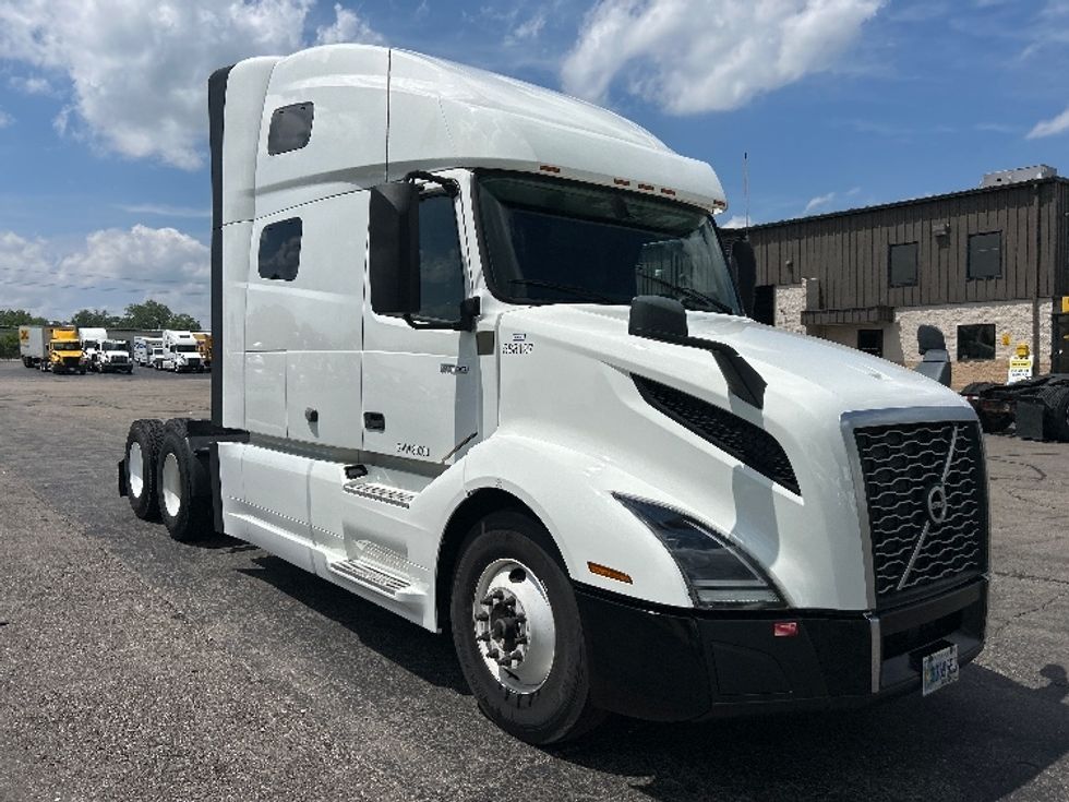 Sleeper Tractor-Heavy Duty Tractors-Volvo-2023-VNL64760-Dayton-OH-473,124\n\t\tmiles-$ 78,250 - Image 1
