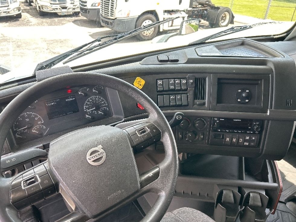 Sleeper Tractor-Heavy Duty Tractors-Volvo-2023-VNL64760-Dayton-OH-473,124\n\t\tmiles-$ 78,250 - Image 11