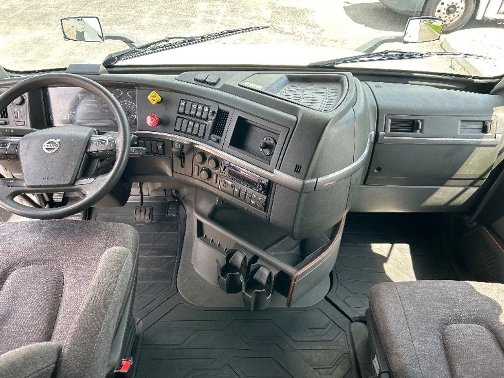 Sleeper Tractor-Heavy Duty Tractors-Volvo-2023-VNL64760-Dayton-OH-473,124\n\t\tmiles-$ 78,250 - Image 12