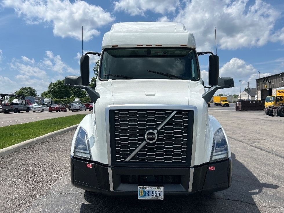 Sleeper Tractor-Heavy Duty Tractors-Volvo-2023-VNL64760-Dayton-OH-473,124\n\t\tmiles-$ 78,250 - Image 2