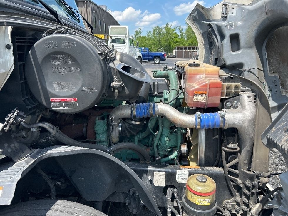 Sleeper Tractor-Heavy Duty Tractors-Volvo-2023-VNL64760-Dayton-OH-473,124\n\t\tmiles-$ 78,250 - Image 20