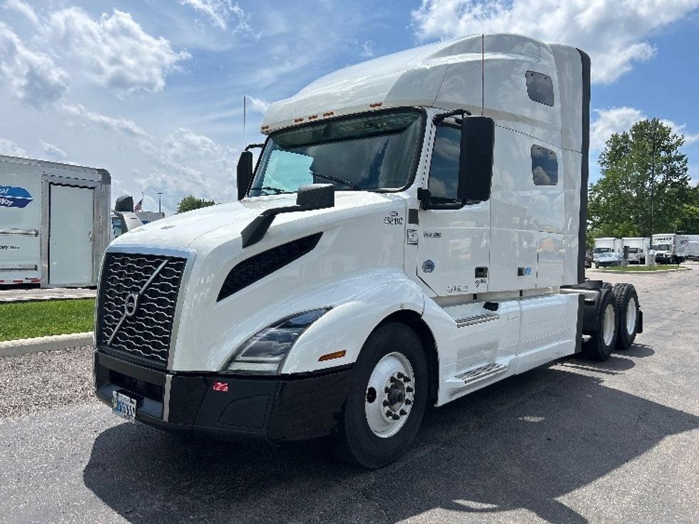 Sleeper Tractor-Heavy Duty Tractors-Volvo-2023-VNL64760-Dayton-OH-473,124\n\t\tmiles-$ 78,250 - Image 3