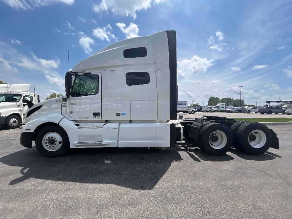Sleeper Tractor-Heavy Duty Tractors-Volvo-2023-VNL64760-Dayton-OH-473,124\n\t\tmiles-$ 78,250 - Image 4