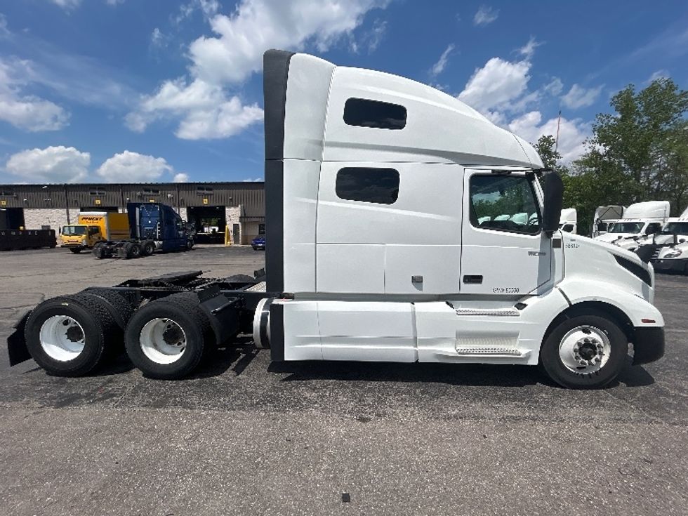 Sleeper Tractor-Heavy Duty Tractors-Volvo-2023-VNL64760-Dayton-OH-473,124\n\t\tmiles-$ 78,250 - Image 8