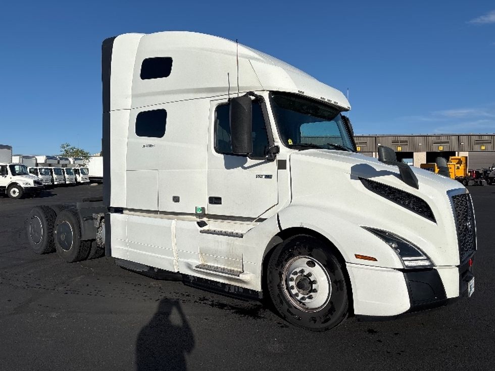 Sleeper Tractor-Heavy Duty Tractors-Volvo-2023-VNL64760-Denver-CO-678,779\n\t\tmiles-$ 72,000 - Image 1