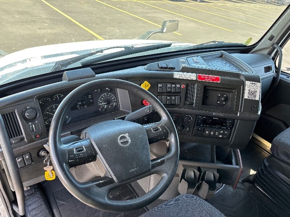 Sleeper Tractor-Heavy Duty Tractors-Volvo-2023-VNL64760-Denver-CO-678,779\n\t\tmiles-$ 72,000 - Image 11