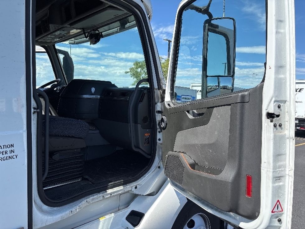 Sleeper Tractor-Heavy Duty Tractors-Volvo-2023-VNL64760-Denver-CO-678,779\n\t\tmiles-$ 72,000 - Image 13