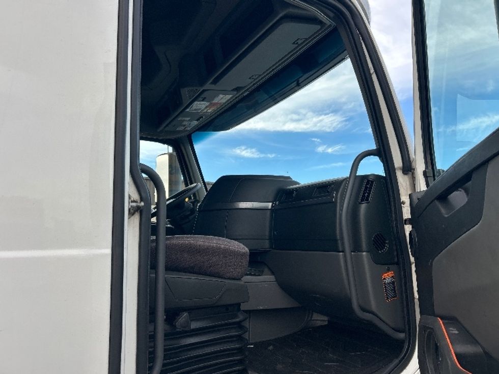 Sleeper Tractor-Heavy Duty Tractors-Volvo-2023-VNL64760-Denver-CO-691,297\n\t\tmiles-$ 60,750 - Image 13