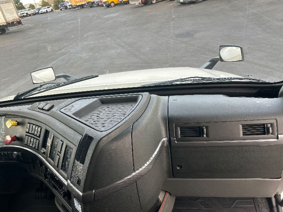 Sleeper Tractor-Heavy Duty Tractors-Volvo-2023-VNL64760-Denver-CO-691,297\n\t\tmiles-$ 60,750 - Image 14