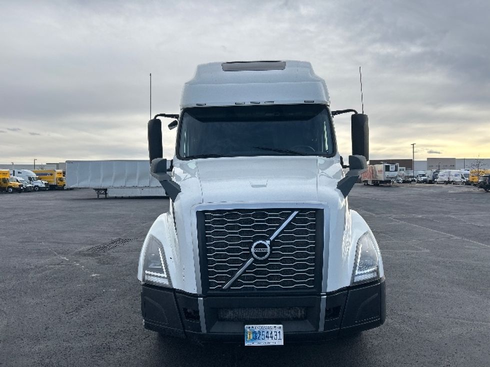 Sleeper Tractor-Heavy Duty Tractors-Volvo-2023-VNL64760-Denver-CO-691,297\n\t\tmiles-$ 60,750 - Image 2