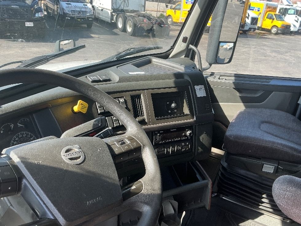Sleeper Tractor-Heavy Duty Tractors-Volvo-2023-VNL64760-Earth City-MO-307,584\n\t\tmiles-$ 103,250 - Image 10