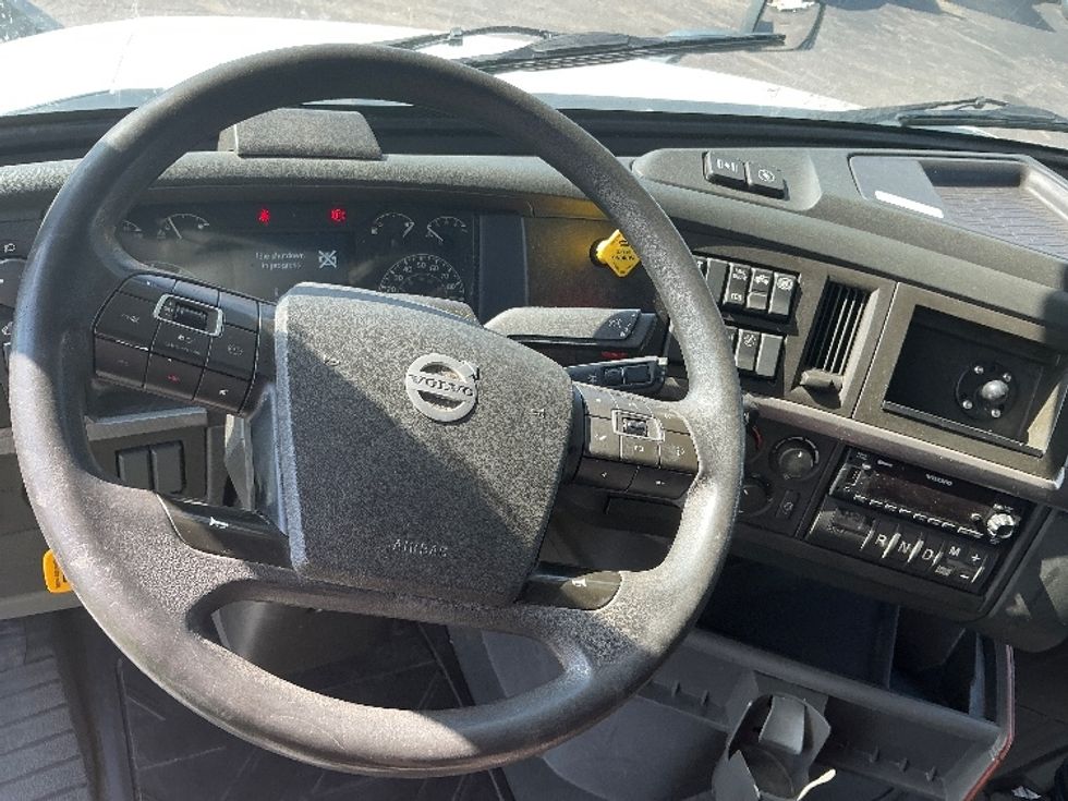 Sleeper Tractor-Heavy Duty Tractors-Volvo-2023-VNL64760-Earth City-MO-307,584\n\t\tmiles-$ 103,250 - Image 11