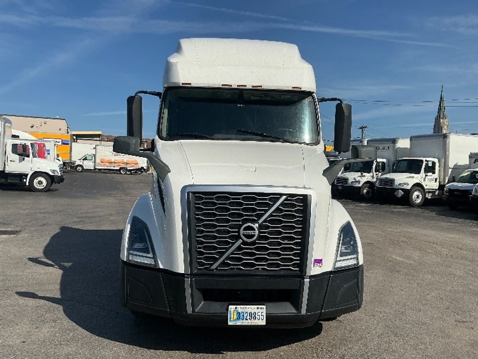Sleeper Tractor-Heavy Duty Tractors-Volvo-2023-VNL64760-Earth City-MO-307,584\n\t\tmiles-$ 103,250 - Image 2