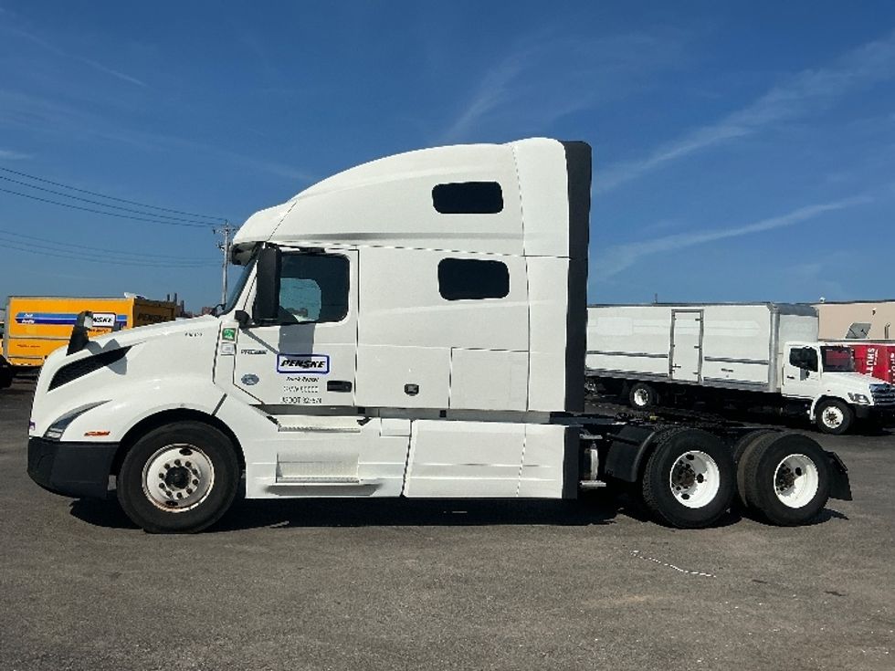 Sleeper Tractor-Heavy Duty Tractors-Volvo-2023-VNL64760-Earth City-MO-307,584\n\t\tmiles-$ 103,250 - Image 4