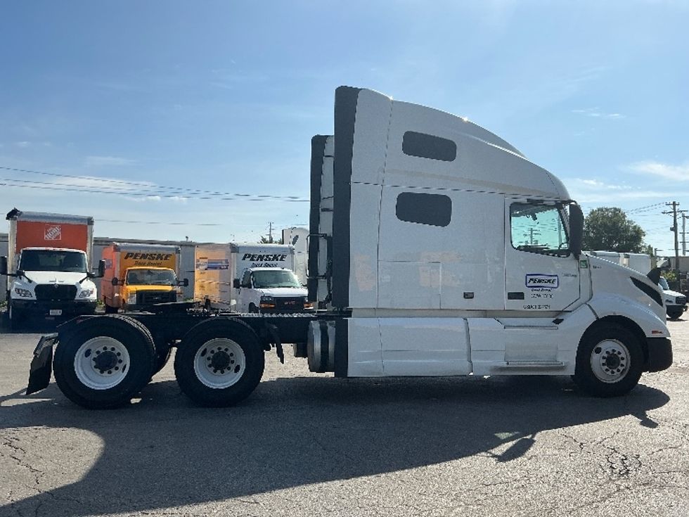 Sleeper Tractor-Heavy Duty Tractors-Volvo-2023-VNL64760-Earth City-MO-307,584\n\t\tmiles-$ 103,250 - Image 8