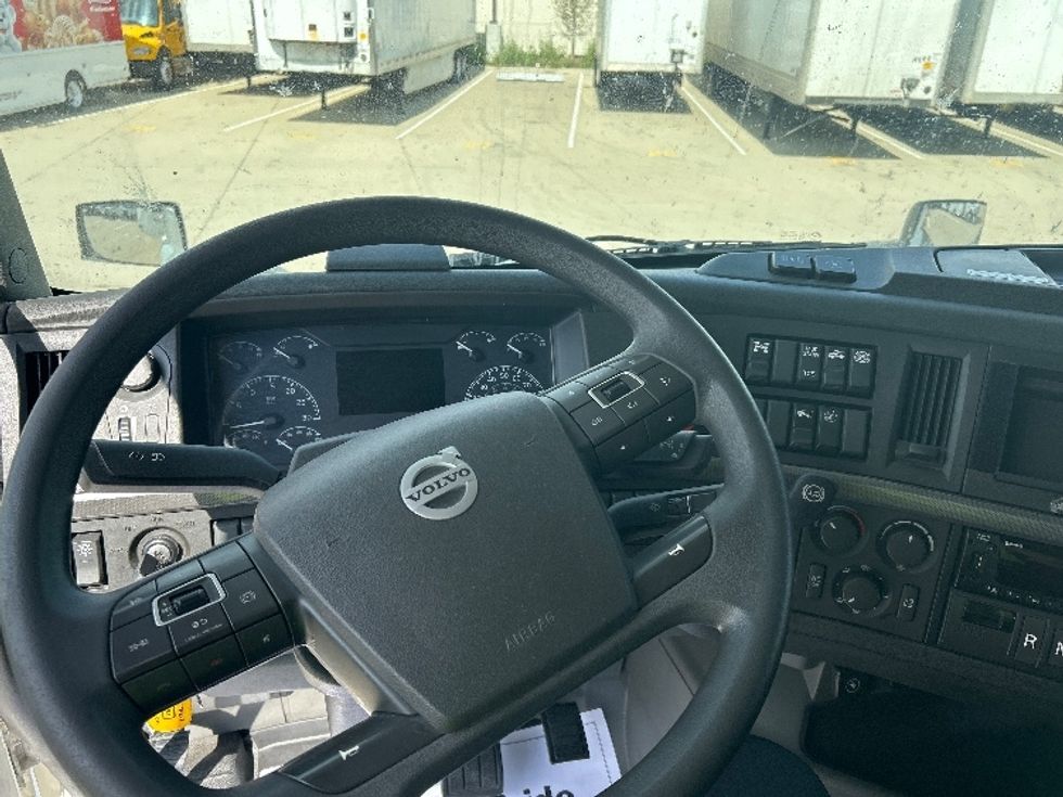 Sleeper Tractor-Heavy Duty Tractors-Volvo-2023-VNL64760-East Chicago-IN-353,789\n\t\tmiles-$ 92,750 - Image 11