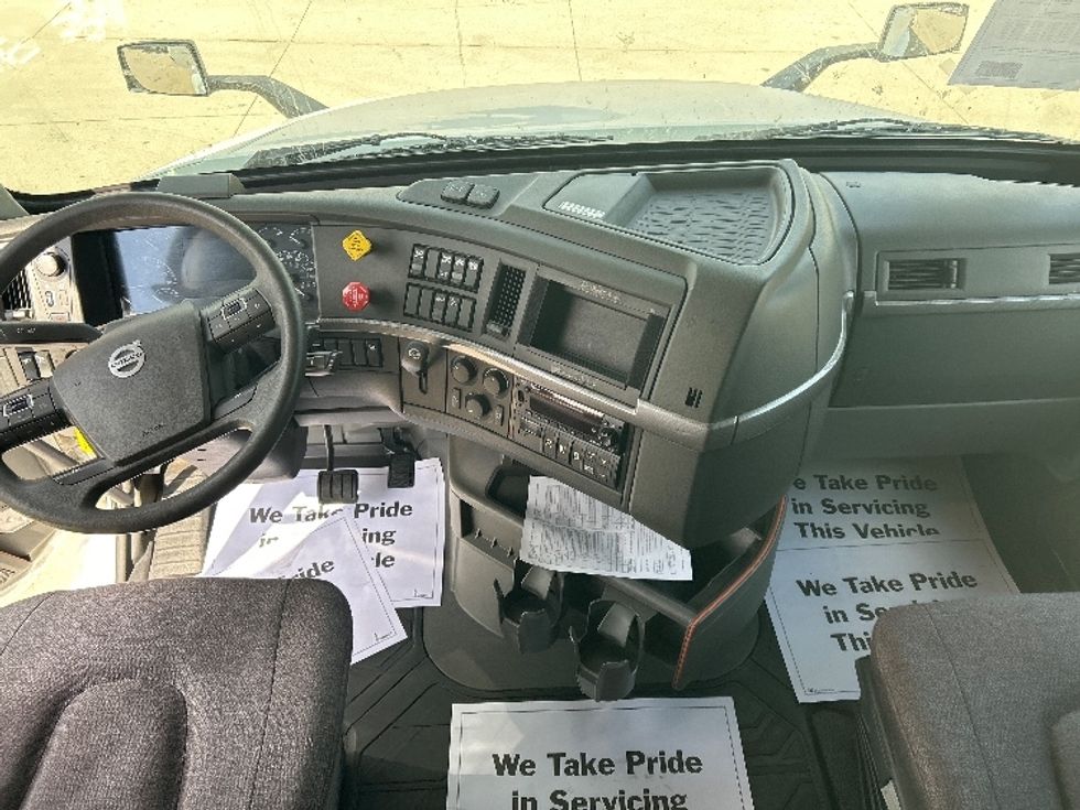 Sleeper Tractor-Heavy Duty Tractors-Volvo-2023-VNL64760-East Chicago-IN-353,789\n\t\tmiles-$ 92,750 - Image 12