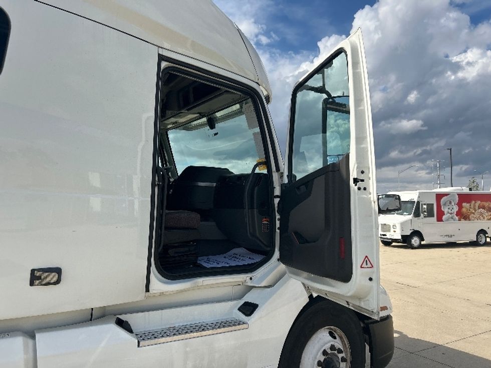 Sleeper Tractor-Heavy Duty Tractors-Volvo-2023-VNL64760-East Chicago-IN-353,789\n\t\tmiles-$ 92,750 - Image 13