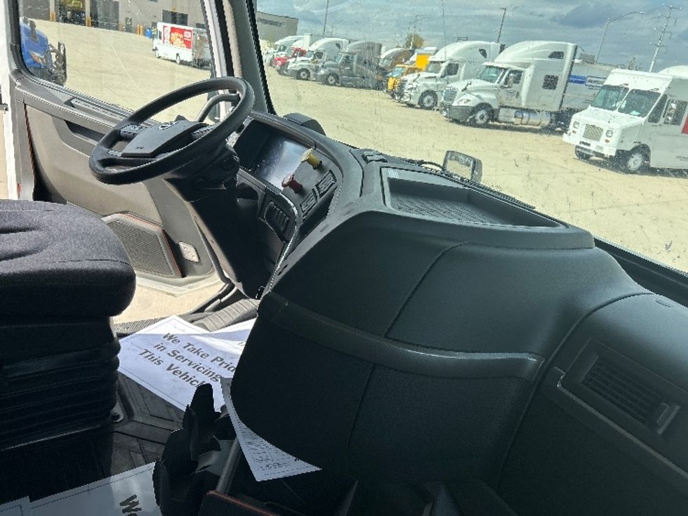 Sleeper Tractor-Heavy Duty Tractors-Volvo-2023-VNL64760-East Chicago-IN-353,789\n\t\tmiles-$ 92,750 - Image 15