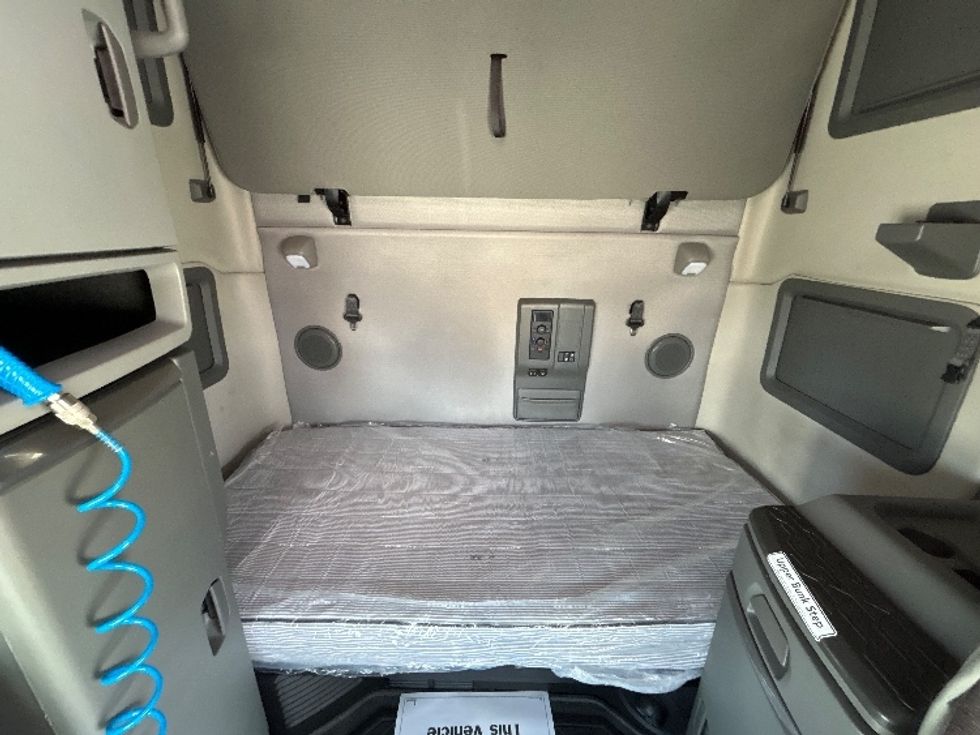 Sleeper Tractor-Heavy Duty Tractors-Volvo-2023-VNL64760-East Chicago-IN-353,789\n\t\tmiles-$ 92,750 - Image 16