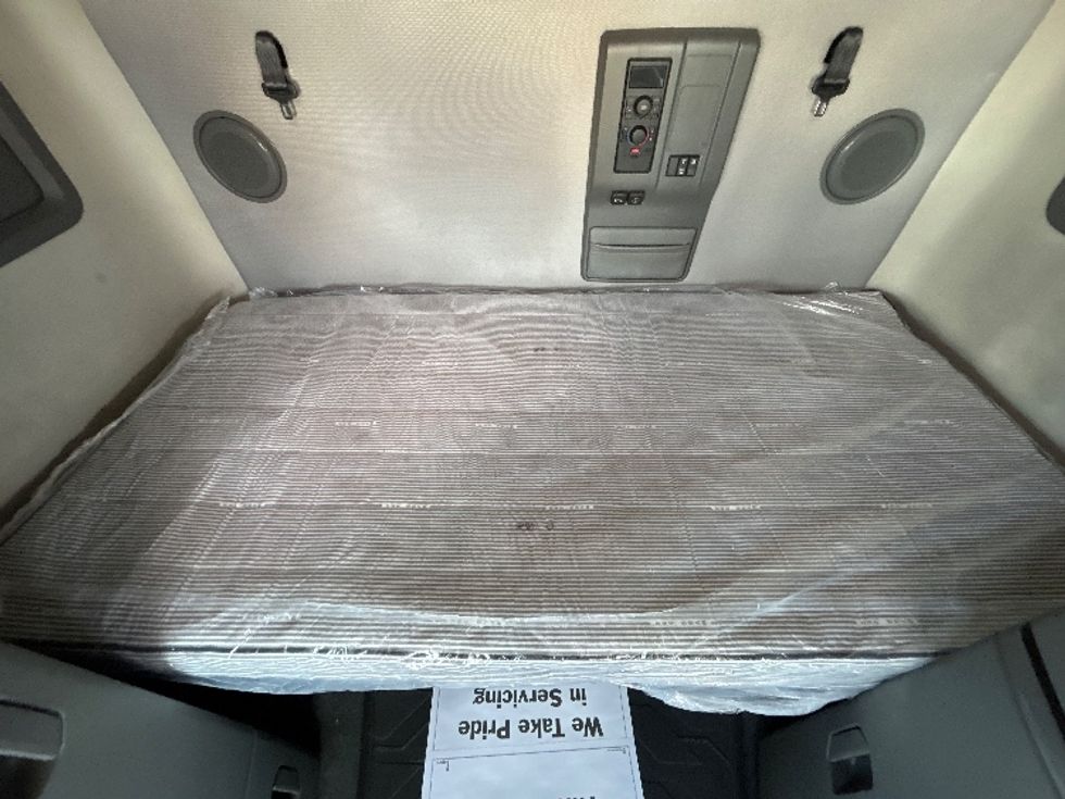 Sleeper Tractor-Heavy Duty Tractors-Volvo-2023-VNL64760-East Chicago-IN-353,789\n\t\tmiles-$ 92,750 - Image 17