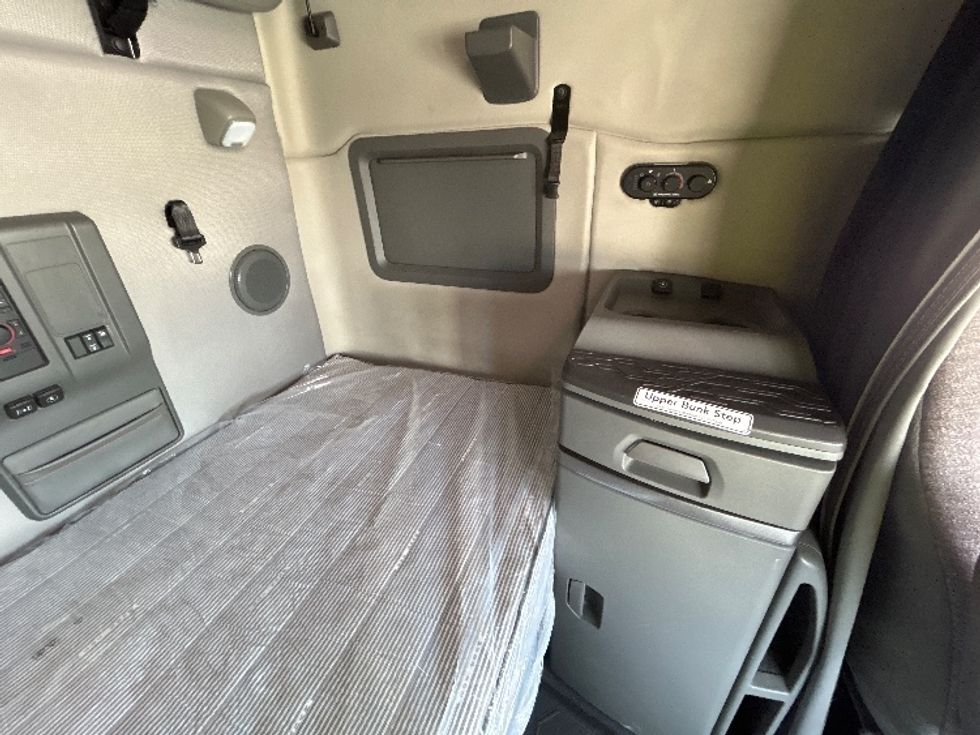 Sleeper Tractor-Heavy Duty Tractors-Volvo-2023-VNL64760-East Chicago-IN-353,789\n\t\tmiles-$ 92,750 - Image 18