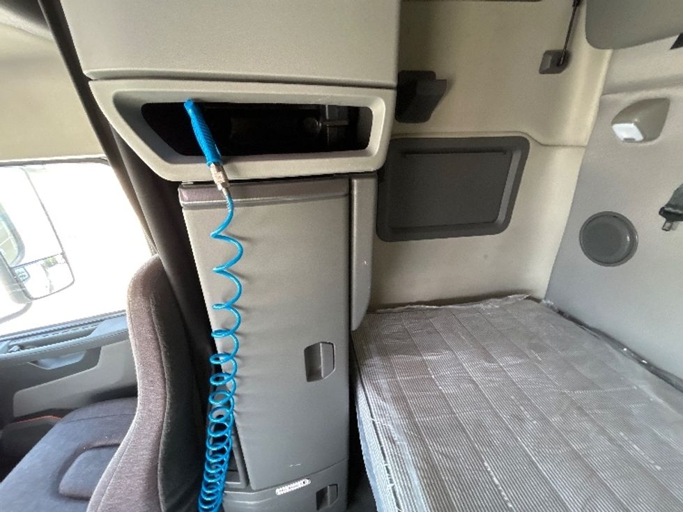 Sleeper Tractor-Heavy Duty Tractors-Volvo-2023-VNL64760-East Chicago-IN-353,789\n\t\tmiles-$ 92,750 - Image 19