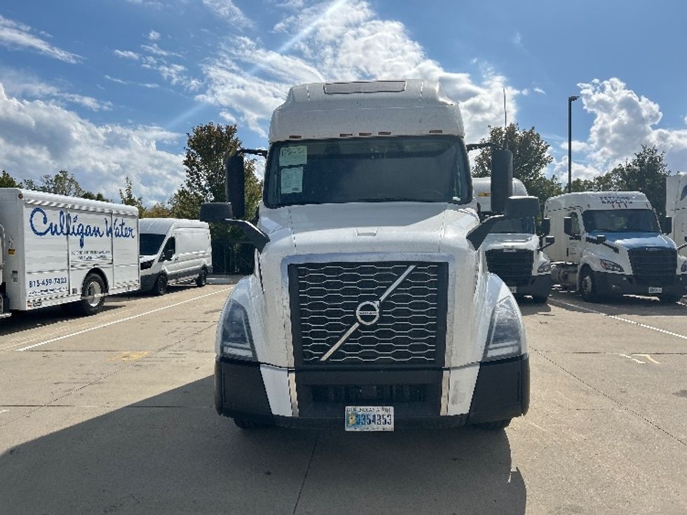 Sleeper Tractor-Heavy Duty Tractors-Volvo-2023-VNL64760-East Chicago-IN-353,789\n\t\tmiles-$ 92,750 - Image 2