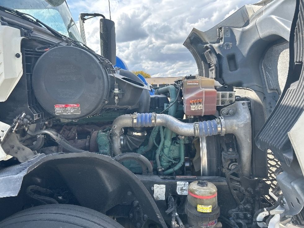 Sleeper Tractor-Heavy Duty Tractors-Volvo-2023-VNL64760-East Chicago-IN-353,789\n\t\tmiles-$ 92,750 - Image 20