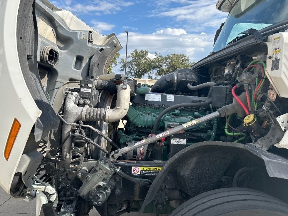 Sleeper Tractor-Heavy Duty Tractors-Volvo-2023-VNL64760-East Chicago-IN-353,789\n\t\tmiles-$ 92,750 - Image 21