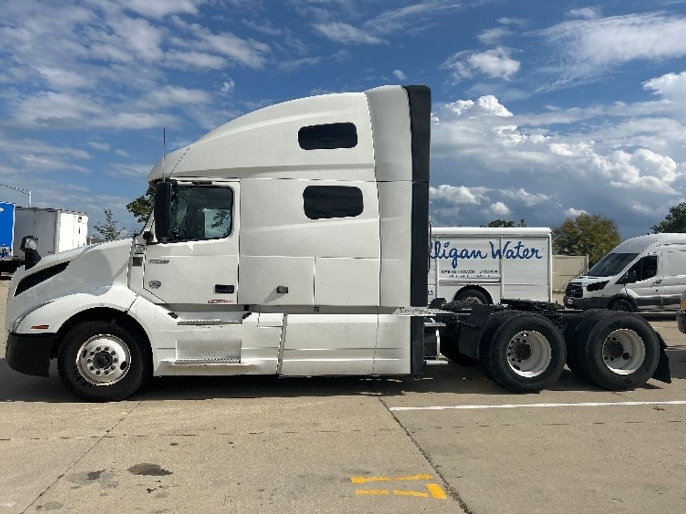 Sleeper Tractor-Heavy Duty Tractors-Volvo-2023-VNL64760-East Chicago-IN-353,789\n\t\tmiles-$ 92,750 - Image 4