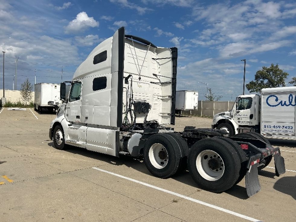 Sleeper Tractor-Heavy Duty Tractors-Volvo-2023-VNL64760-East Chicago-IN-353,789\n\t\tmiles-$ 92,750 - Image 5