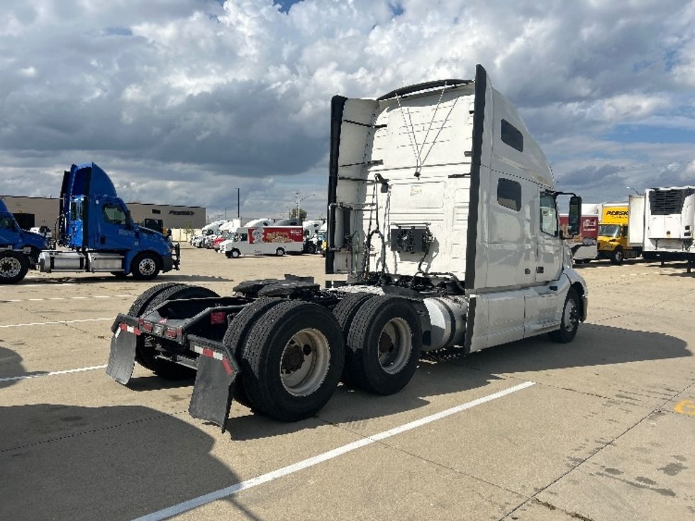 Sleeper Tractor-Heavy Duty Tractors-Volvo-2023-VNL64760-East Chicago-IN-353,789\n\t\tmiles-$ 92,750 - Image 7