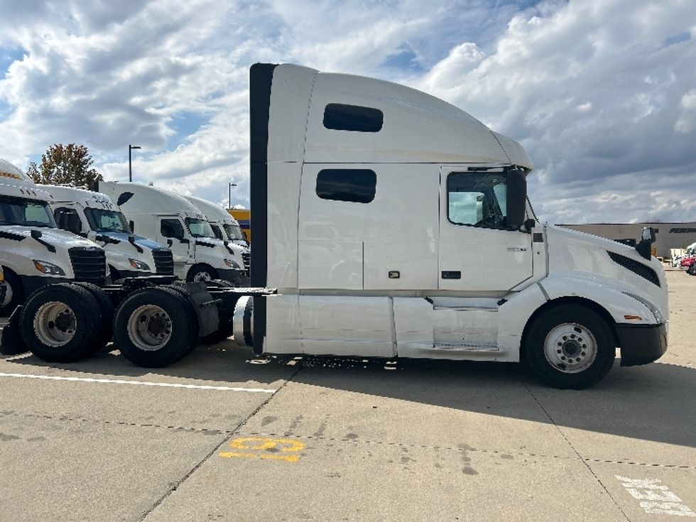 Sleeper Tractor-Heavy Duty Tractors-Volvo-2023-VNL64760-East Chicago-IN-353,789\n\t\tmiles-$ 92,750 - Image 8