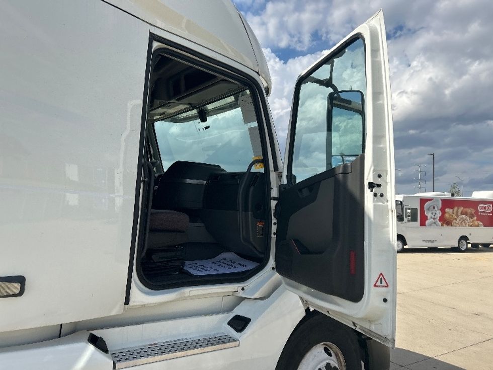 Sleeper Tractor-Heavy Duty Tractors-Volvo-2023-VNL64760-East Chicago-IN-353,789\n\t\tmiles-$ 92,750 - Image 9