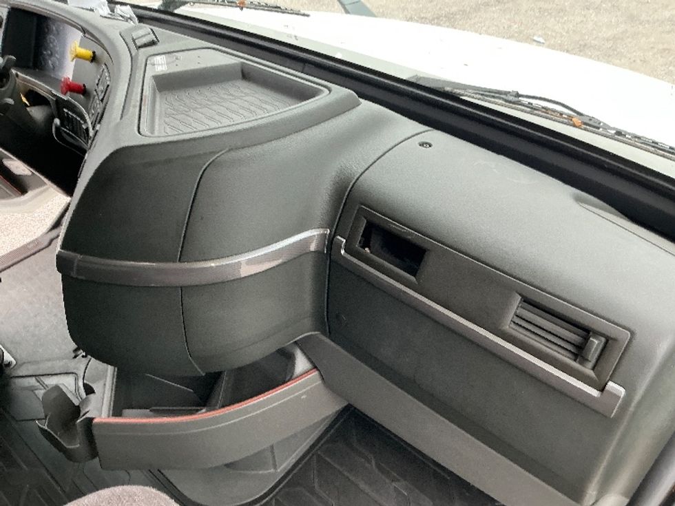 Sleeper Tractor-Heavy Duty Tractors-Volvo-2023-VNL64760-East Chicago-IN-598,743\n\t\tmiles-$ 66,750 - Image 14