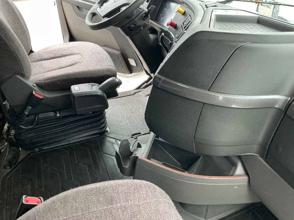 Sleeper Tractor-Heavy Duty Tractors-Volvo-2023-VNL64760-East Chicago-IN-598,743\n\t\tmiles-$ 66,750 - Image 15