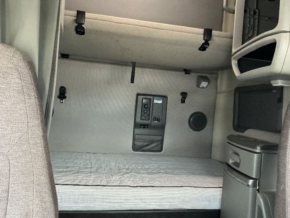 Sleeper Tractor-Heavy Duty Tractors-Volvo-2023-VNL64760-East Chicago-IN-598,743\n\t\tmiles-$ 66,750 - Image 16